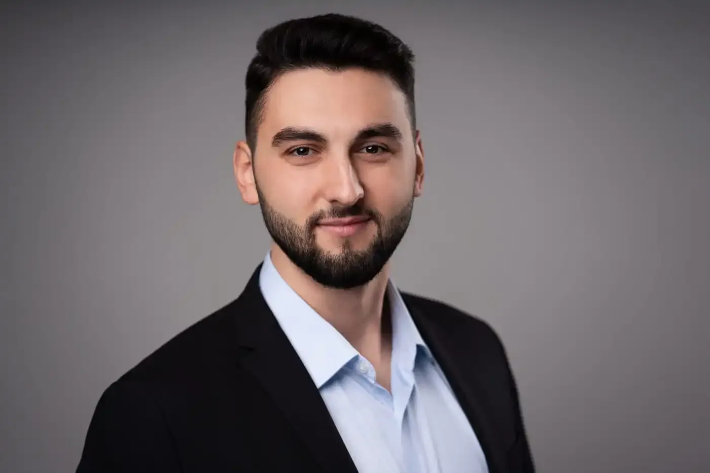 Kfz-Sachverständiger bei der Arbeit